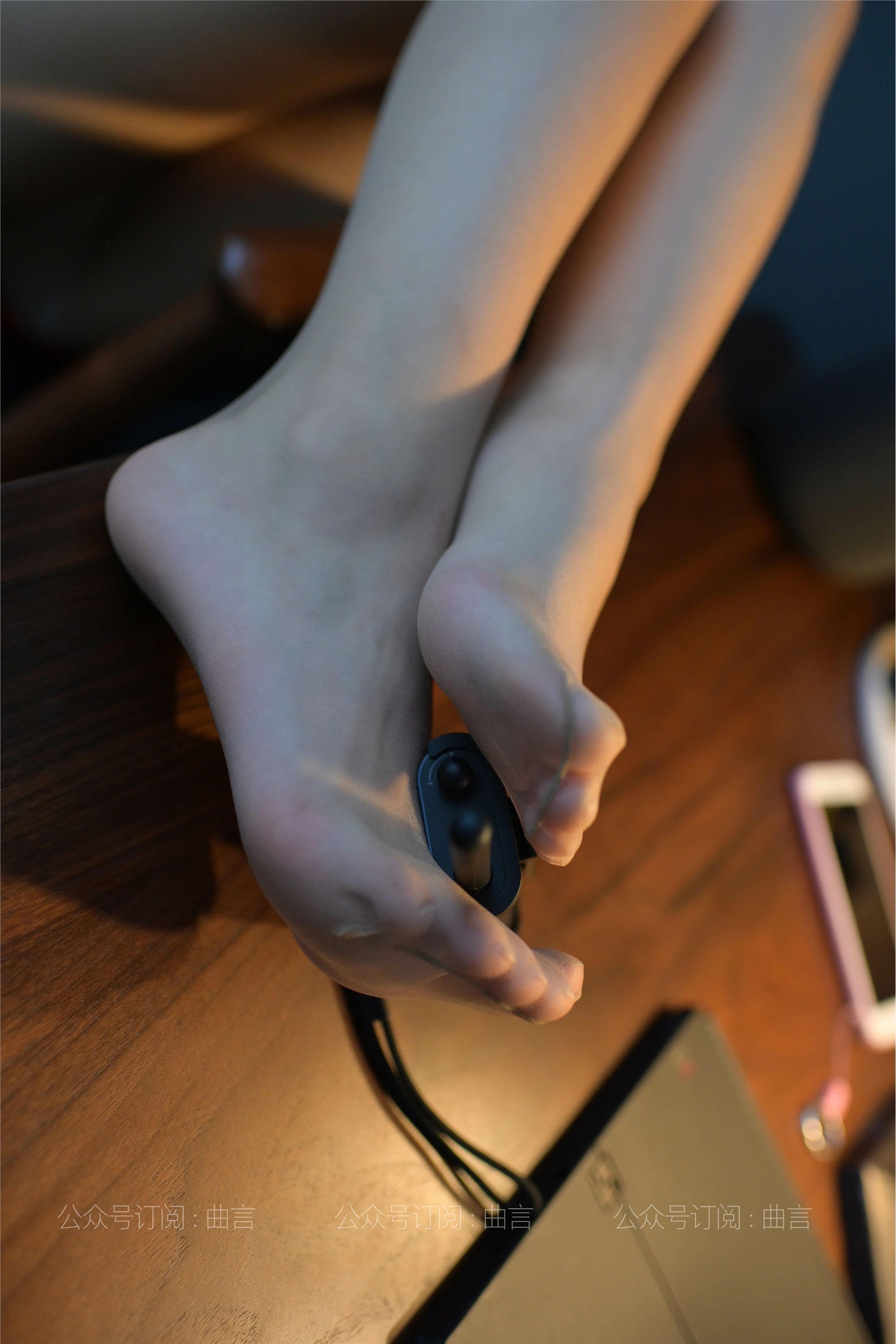 IESS异思趣向 耽丝 033-肉肉的性感红裙